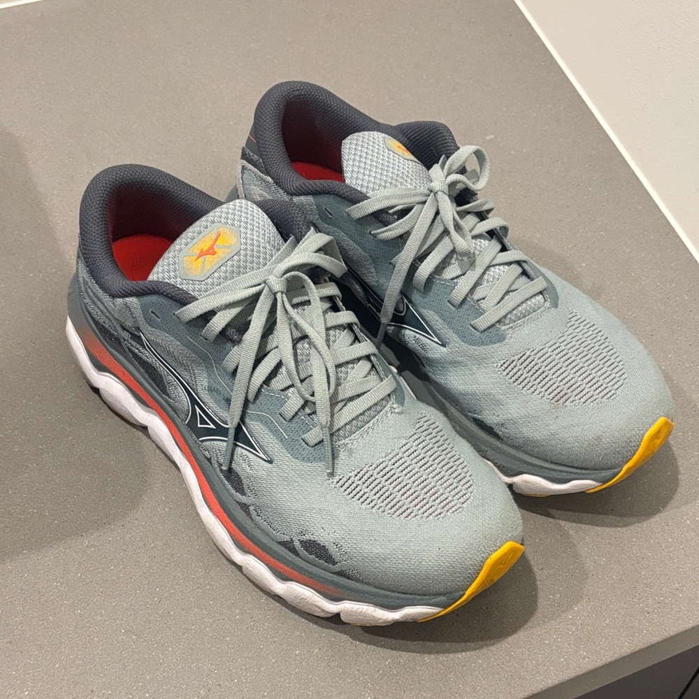 Mizuno Women’s Wave Horizon 7 Gray and Yellow Athletic Shoes 9.5